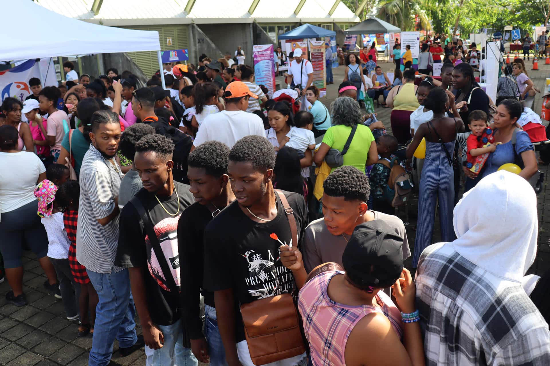 Migrantes presentes en jornadas de salud este jueves, en la ciudad de Tapachula (México). EFE/Juan Manuel Blanco