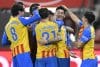 El delantero del Valencia Dani Raba (3d) celebra junto a sus compañeros tras marcar el 0-2 durante el partido de dieciseisavos de final de la Copa del Rey que Sporting de Gijón y Valencia CF disputaron en el estadio de El Molinón, en Gijón. EFE/Eloy Alonso
