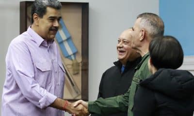 Fotografía cedida por el Palacio de Miraflores del presidente de Venezuela, Nicolás Maduro (i), saludando al ministro de defensa Vladimir Padrino Lopez (2-d) y al ministro de interior y justicia Diosdado Cabello, durante una reunión de gobierno este viernes, en Caracas (Venezuela). EFE/ Palacio de Miraflores