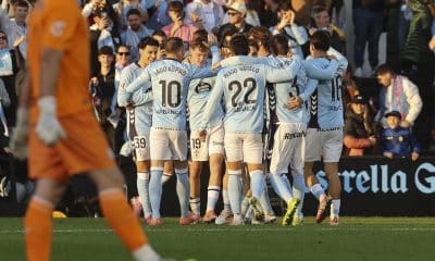 Los jugadores del Celta celebran su primer tanto durante el partido de LaLiga disputado este domingo en el estadio de Balaídos entre el Celta y el Athletic Club. EFE/Salvador Sas