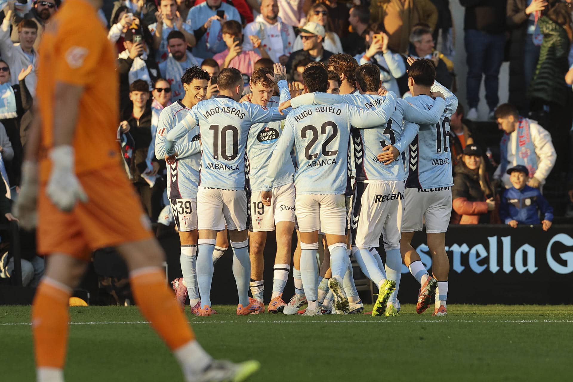 Los jugadores del Celta celebran su primer tanto durante el partido de LaLiga disputado este domingo en el estadio de Balaídos entre el Celta y el Athletic Club. EFE/Salvador Sas