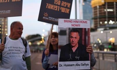 Foto de archivo de un manifestante en Tel Aviv con un cartel con el médico palestino Hussam Abu Safiya -de cuya detención por Israel se cumple este sábado un año- que dice 'Tráelo a casa ahora' durante una protesta en apoyo a los equipos médicos en la Franja de Gaza, en Tel Aviv, Israel, el 5 de abril de 2025. EFE/EPA/ATEF SAFADI