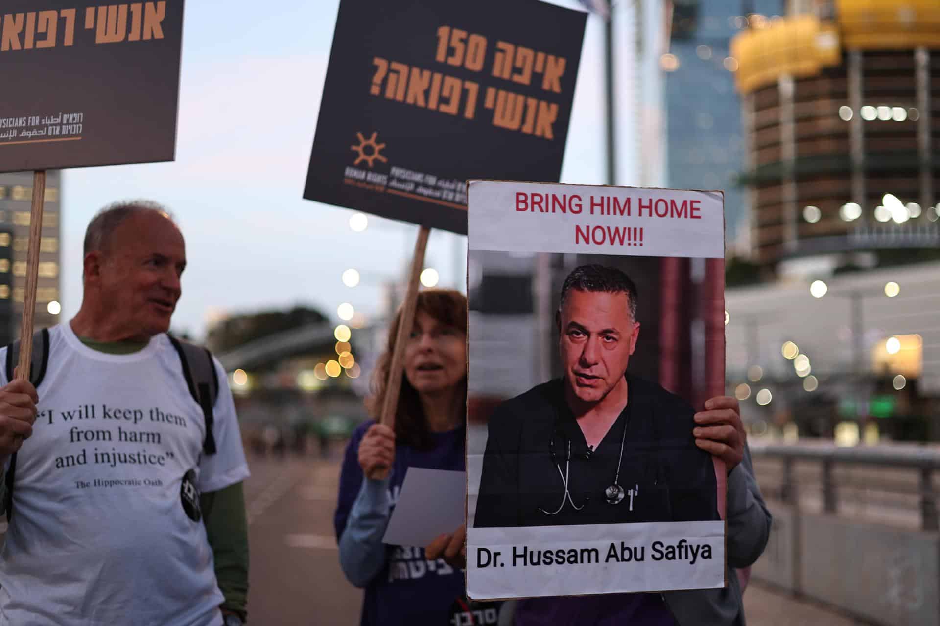 Foto de archivo de un manifestante en Tel Aviv con un cartel con el médico palestino Hussam Abu Safiya -de cuya detención por Israel se cumple este sábado un año- que dice 'Tráelo a casa ahora' durante una protesta en apoyo a los equipos médicos en la Franja de Gaza, en Tel Aviv, Israel, el 5 de abril de 2025. EFE/EPA/ATEF SAFADI