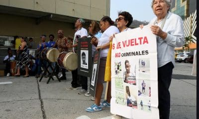 Personas sostienen carteles durante una manifestación este lunes, frente al Complejo Judicial de Guayaquil, en Guayaquil (Ecuador). EFE/ Jonathan Miranda Vanegas