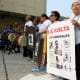 Personas sostienen carteles durante una manifestación este lunes, frente al Complejo Judicial de Guayaquil, en Guayaquil (Ecuador). EFE/ Jonathan Miranda Vanegas