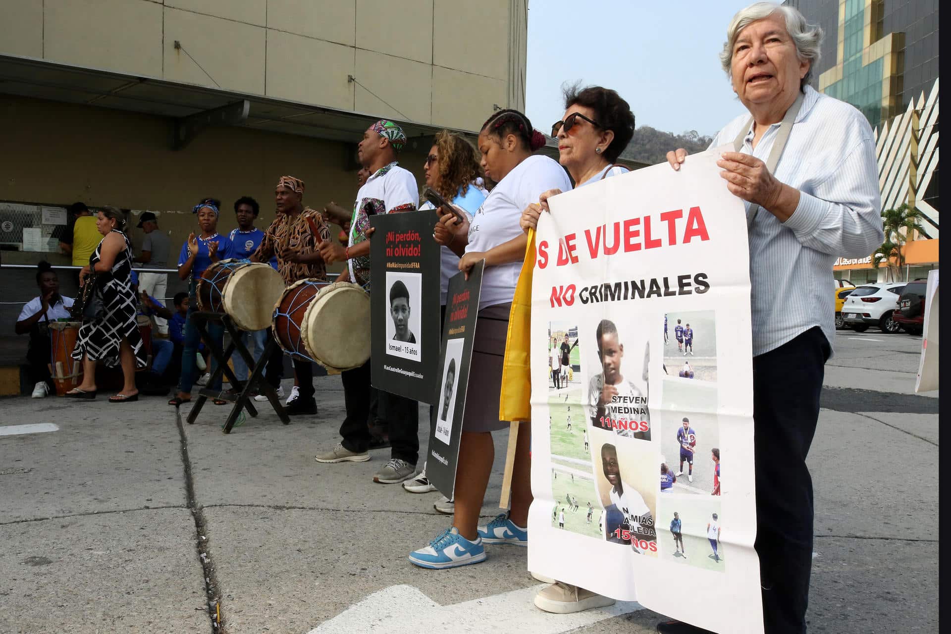 Personas sostienen carteles durante una manifestación este lunes, frente al Complejo Judicial de Guayaquil, en Guayaquil (Ecuador). EFE/ Jonathan Miranda Vanegas
