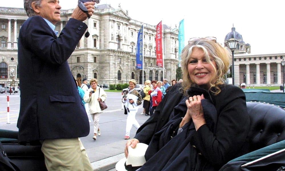 Fotod de archivo de la actriz francesa y activista por los derechos de los animales Brigitte Bardot (R) y su esposo, el abogado francés Bernard Ormale, posan en Viena, Austria, 26 de mayo de 2002 (reeditado el 28 de diciembre de 2025). La leyenda del cine francés y activista por los derechos de los animales Brigitte Bardot ha fallecido a los 91 años, anunció su fundación el 28 de diciembre de 2025. (Francia, Viena) EFE/EPA/HERBERT P. OCZERET AUSTRIA OUT