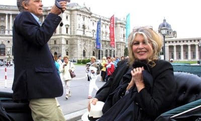 Fotod de archivo de la actriz francesa y activista por los derechos de los animales Brigitte Bardot (R) y su esposo, el abogado francés Bernard Ormale, posan en Viena, Austria, 26 de mayo de 2002 (reeditado el 28 de diciembre de 2025). La leyenda del cine francés y activista por los derechos de los animales Brigitte Bardot ha fallecido a los 91 años, anunció su fundación el 28 de diciembre de 2025. (Francia, Viena) EFE/EPA/HERBERT P. OCZERET AUSTRIA OUT