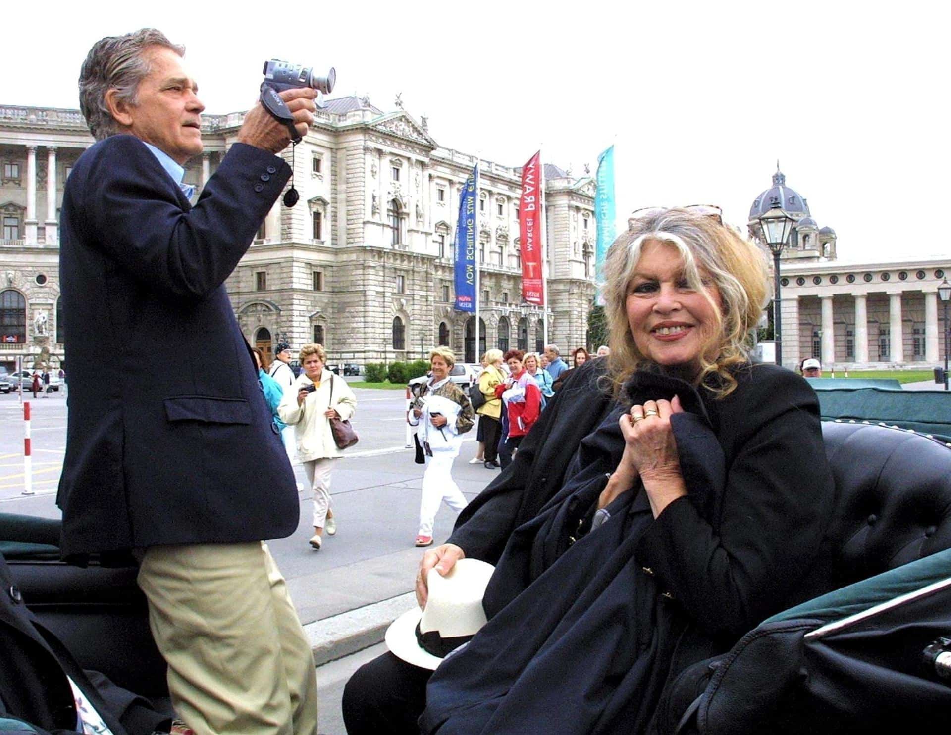 Fotod de archivo de la actriz francesa y activista por los derechos de los animales Brigitte Bardot (R) y su esposo, el abogado francés Bernard Ormale, posan en Viena, Austria, 26 de mayo de 2002 (reeditado el 28 de diciembre de 2025). La leyenda del cine francés y activista por los derechos de los animales Brigitte Bardot ha fallecido a los 91 años, anunció su fundación el 28 de diciembre de 2025. (Francia, Viena) EFE/EPA/HERBERT P. OCZERET AUSTRIA OUT