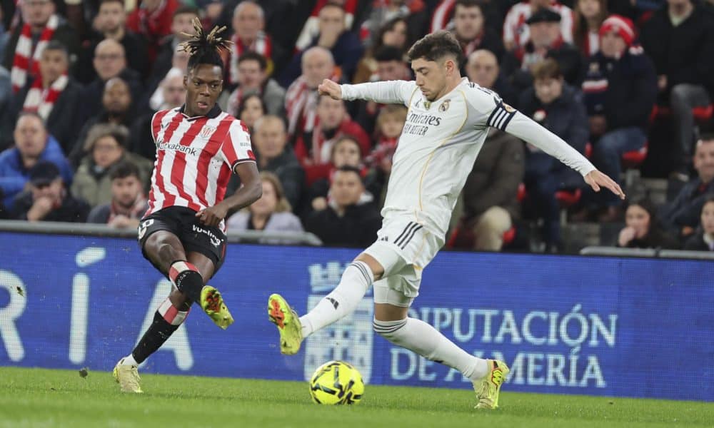 -El delantero del Athletic Club de Bilbao Nico Williams y el delantero del Real Madrid Federico Valverde, durante el partido de la jornada 19 de LaLiga EA Sports entre el Athletic Club y el Real Madrid, este miércoles en el estadio de San Mamés en Bilbao.- EFE/ Luis Tejido