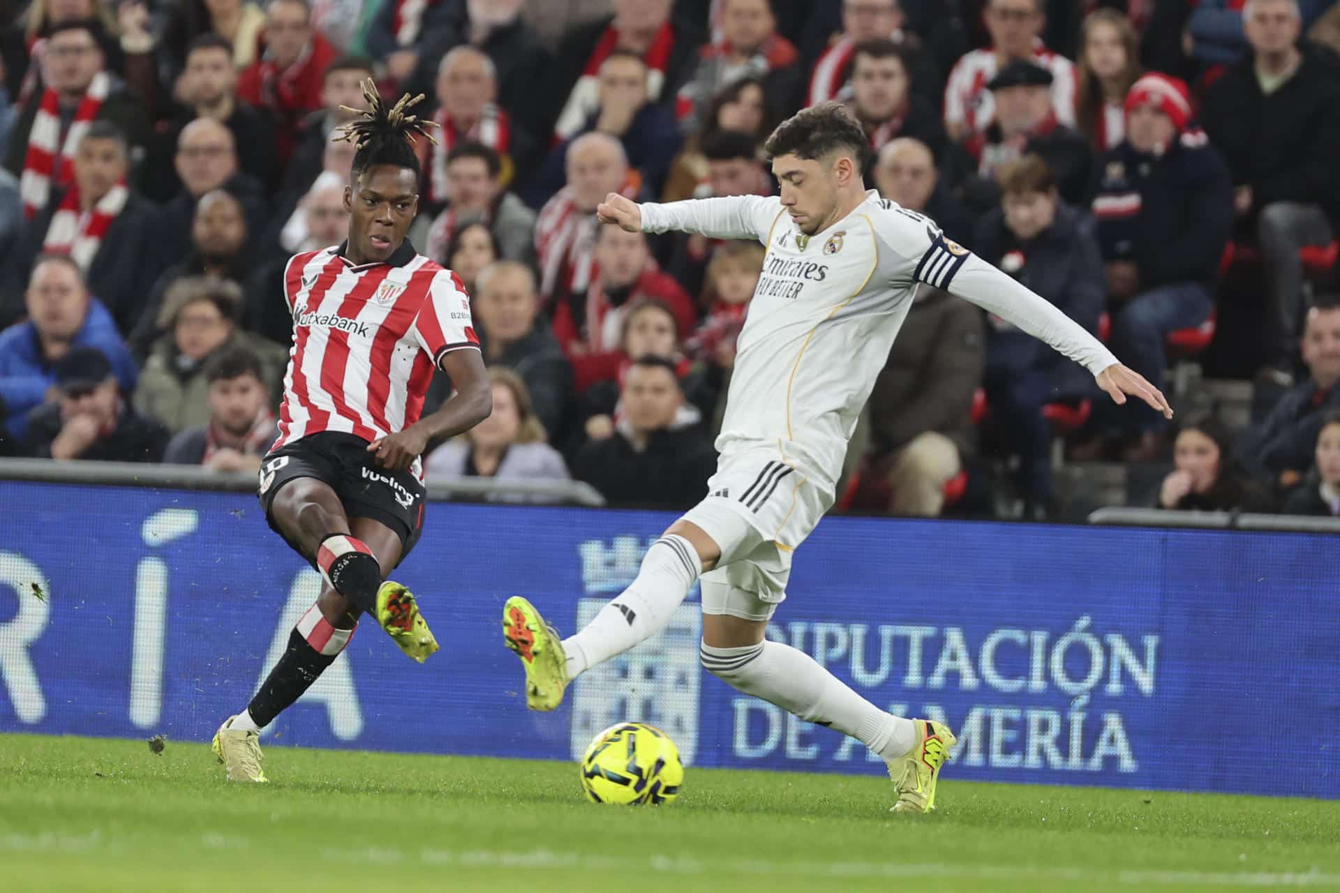 -El delantero del Athletic Club de Bilbao Nico Williams y el delantero del Real Madrid Federico Valverde, durante el partido de la jornada 19 de LaLiga EA Sports entre el Athletic Club y el Real Madrid, este miércoles en el estadio de San Mamés en Bilbao.- EFE/ Luis Tejido