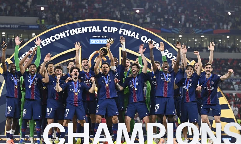 Los jugadores del PSG celebran el título tras la final de la Copa Intercontinental que han jugado en el estadio Ahmad Bin Ali Stadium en Al-Rayyan, Catar. EFE/EPA/NOUSHAD THEKKAYIL