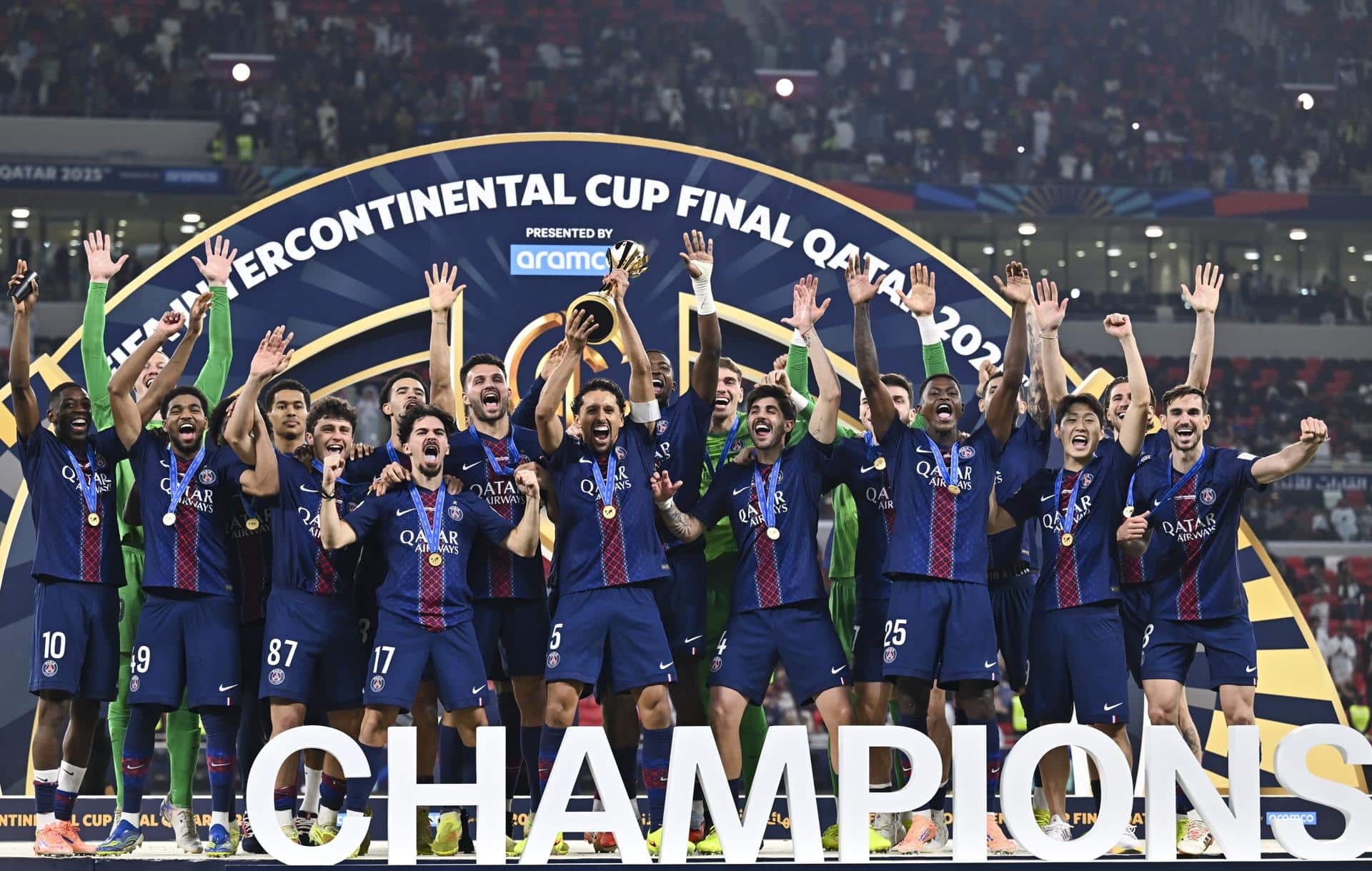 Los jugadores del PSG celebran el título tras la final de la Copa Intercontinental que han jugado en el estadio Ahmad Bin Ali Stadium en Al-Rayyan, Catar. EFE/EPA/NOUSHAD THEKKAYIL