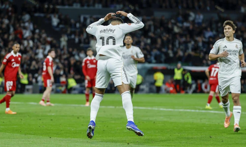 El delantero francés del Real Madrid, Kylian Mbappé, tras conseguir el segundo gol del equipo madridista durante el encuentro de la jornada 17 de LaLiga entre Real Madrid y Sevilla FC celebrado este sábado en el estadio Santiago Bernabéu, en Madrid. EFE / Juanjo Martín.