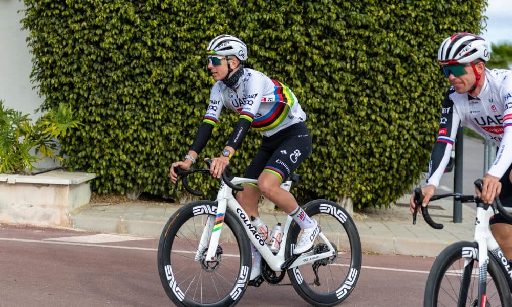 El ciclista esloveno Tadej Pogacar (i), durante la concentración del equipo UAE Team Emirates-XRG, en Benidorm (Alicante). EFE/Pablo Miranzo