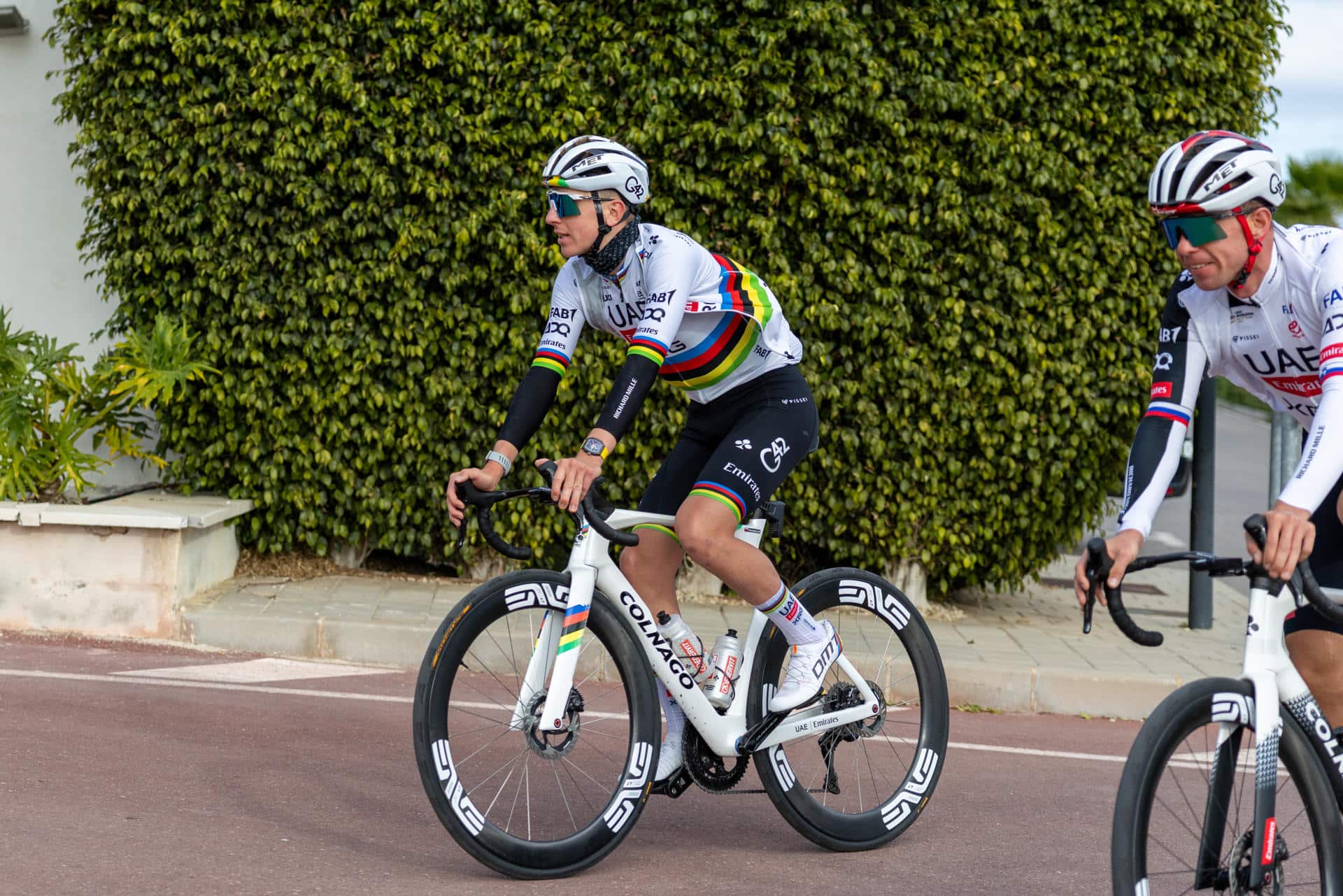 El ciclista esloveno Tadej Pogacar (i), durante la concentración del equipo UAE Team Emirates-XRG, en Benidorm (Alicante). EFE/Pablo Miranzo
