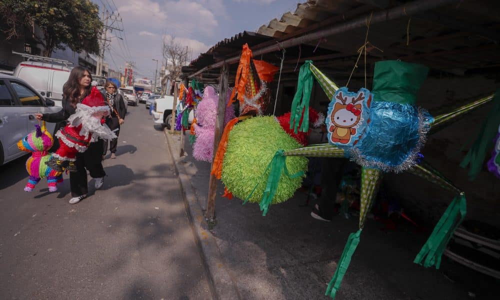Comerciantes venden las tradicionales piñatas navideñas en el mercado de Sonora, este martes (ayer), en la Ciudad de México (México).  EFE/ Isaac Esquivel