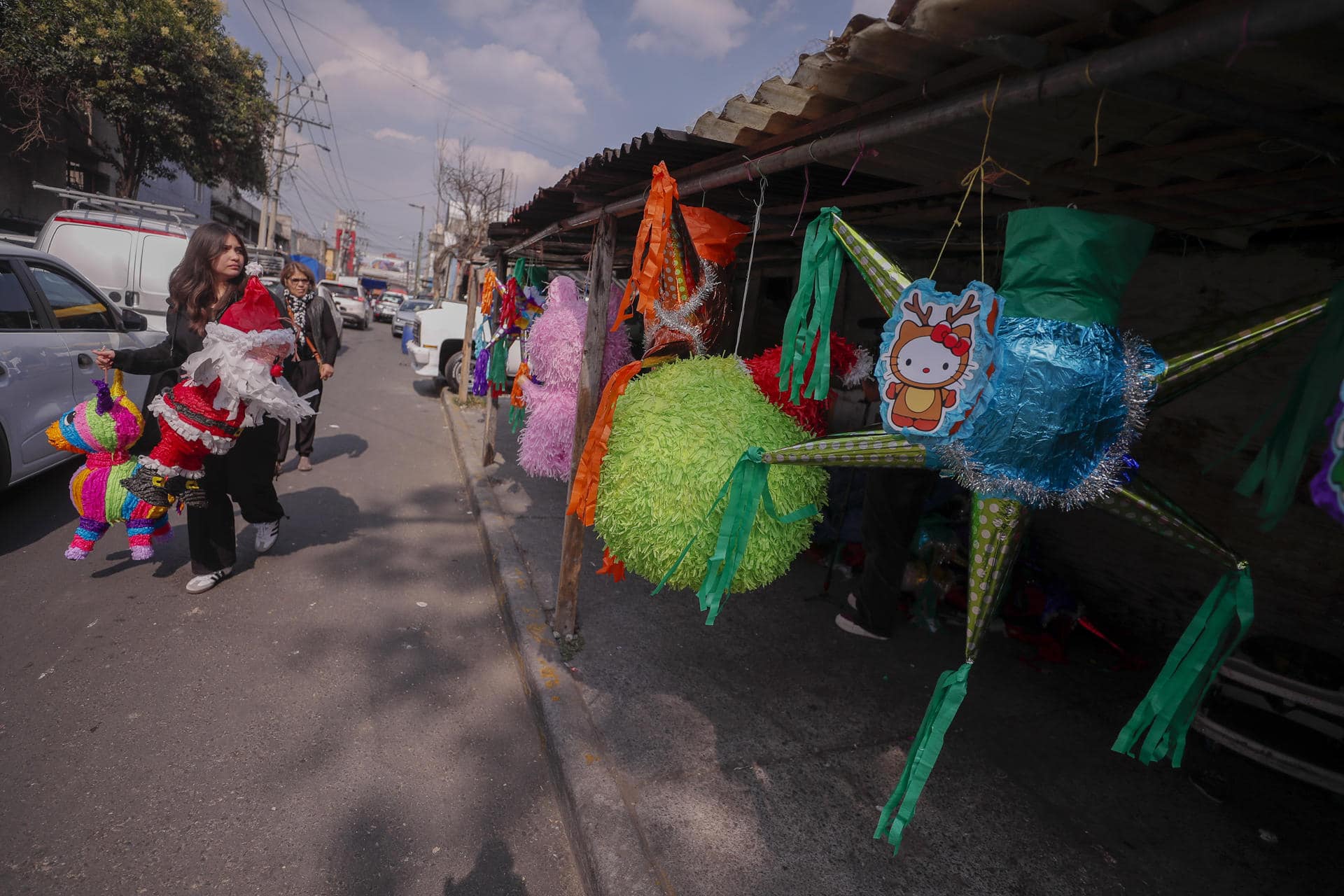 Comerciantes venden las tradicionales piñatas navideñas en el mercado de Sonora, este martes (ayer), en la Ciudad de México (México).  EFE/ Isaac Esquivel
