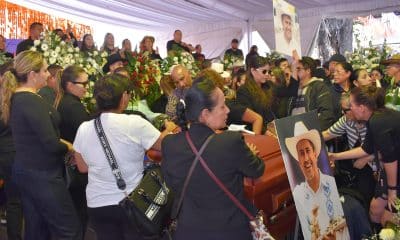 Fotografía del 2 de noviembre de 2025 de familiares y amigos en el funeral del alcalde Carlos Manzo, en el municipio de Uruapan, Michoacán (México). EFE/ Marco Antonio Duarte