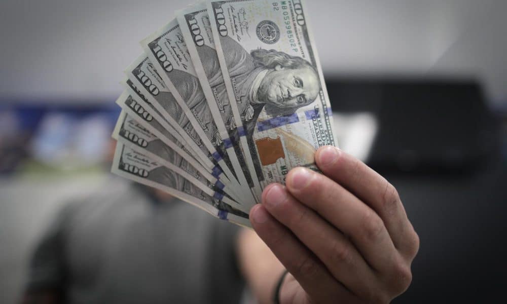 Fotografía de archivo de un empleado de una oficina de cambio muestra billetes de dólar. EFE/ André Coelho