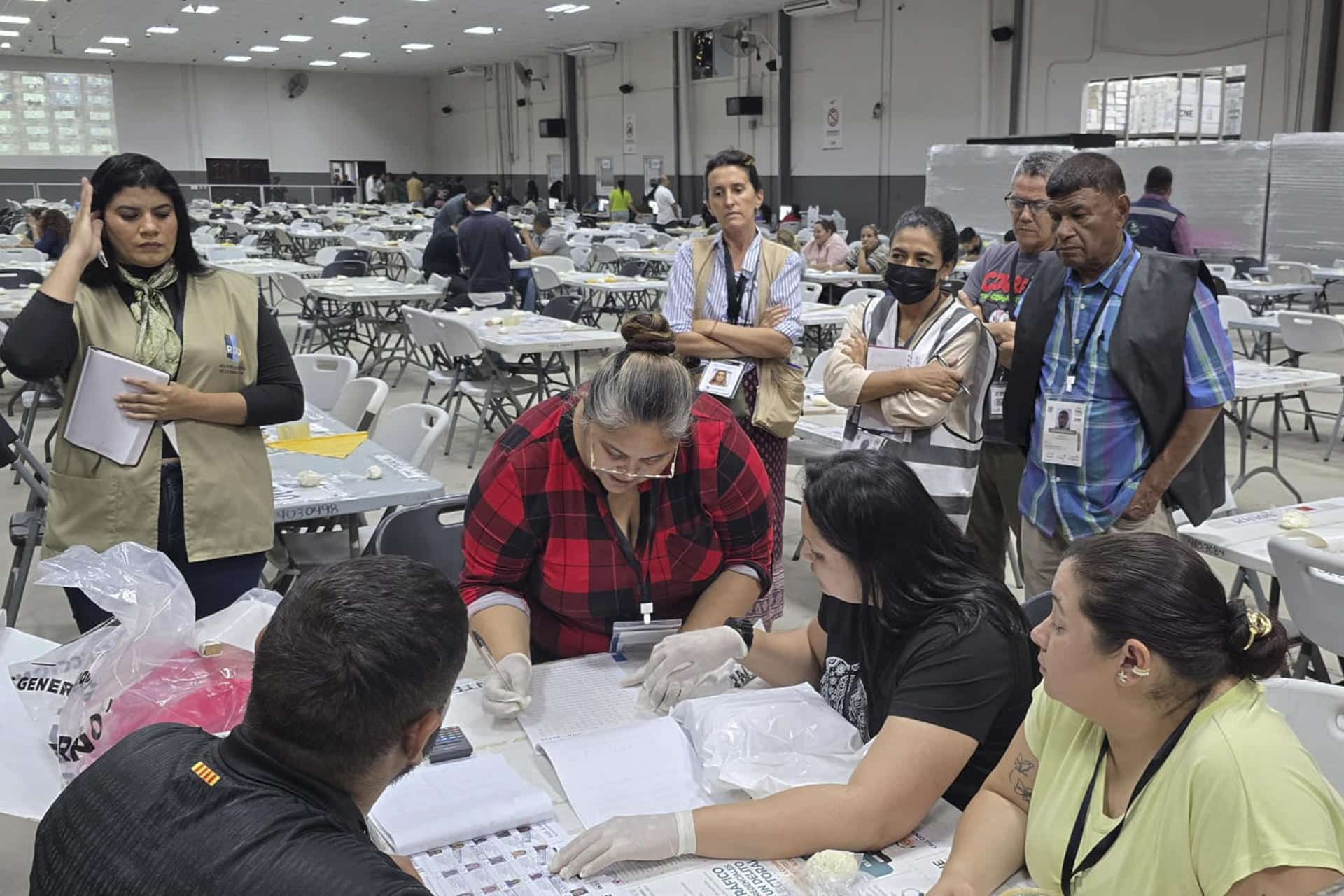 Fotografía cedida que muestra a personas durante el escrutinio especial este jueves, en Tegucigalpa (Honduras). EFE/ Consejo Nacional Electoral