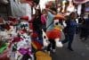 Personas compran productos este lunes, en el mercado de Sonora de la Ciudad de México (México). EFE/Sáshenka Gutiérrez
