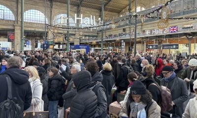 PARÍS, 30/12/2025.- Salida de pasajeros de un tren Eurostar procedente de Inglaterra en la Estación del Norte de París. El concesionario del Eurotúnel, Getlink, prevé una reanudación progresiva del tráfico de trenes por esta infraestructura ferroviaria bajo el Canal de la Mancha, que tuvo que suspenderse este martes por la mañana por un problema de alimentación eléctrica. EFE/ Pol Lloberas Cardona
