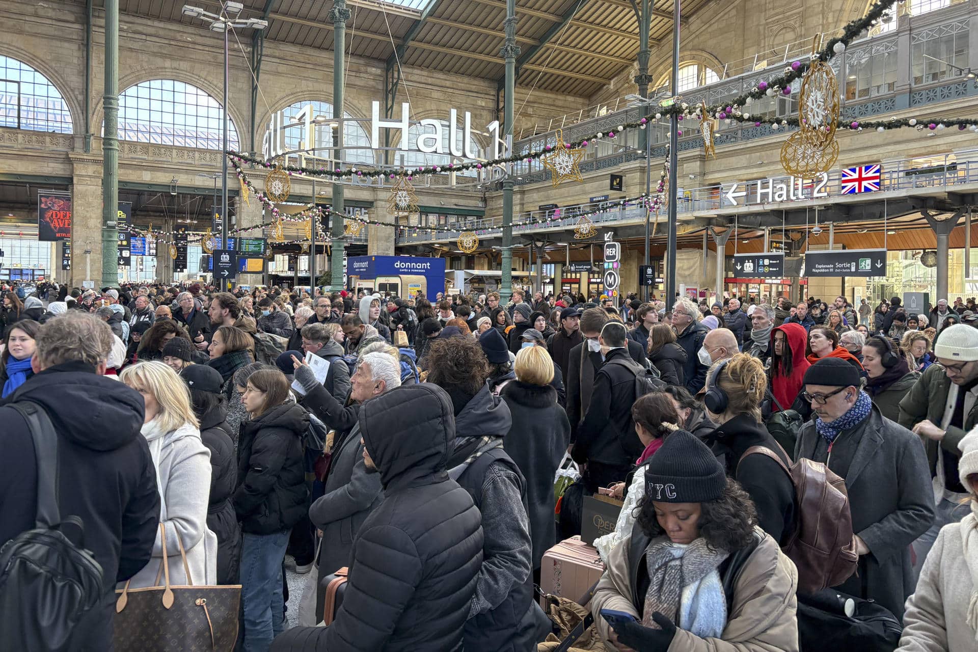 PARÍS, 30/12/2025.- Salida de pasajeros de un tren Eurostar procedente de Inglaterra en la Estación del Norte de París. El concesionario del Eurotúnel, Getlink, prevé una reanudación progresiva del tráfico de trenes por esta infraestructura ferroviaria bajo el Canal de la Mancha, que tuvo que suspenderse este martes por la mañana por un problema de alimentación eléctrica. EFE/ Pol Lloberas Cardona