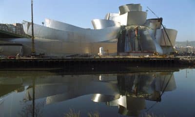 El Museo Guggenheim Bilbao, diseñado por el arquitecto Frank O. Gehry junto a la ría de Bilbao, en la etapa final de sus obras en julio de 1997. EFE/Txema Fernández