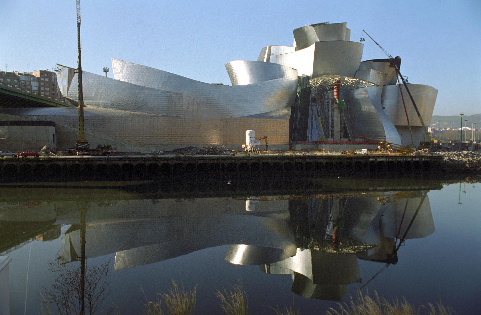 El Museo Guggenheim Bilbao, diseñado por el arquitecto Frank O. Gehry junto a la ría de Bilbao, en la etapa final de sus obras en julio de 1997. EFE/Txema Fernández