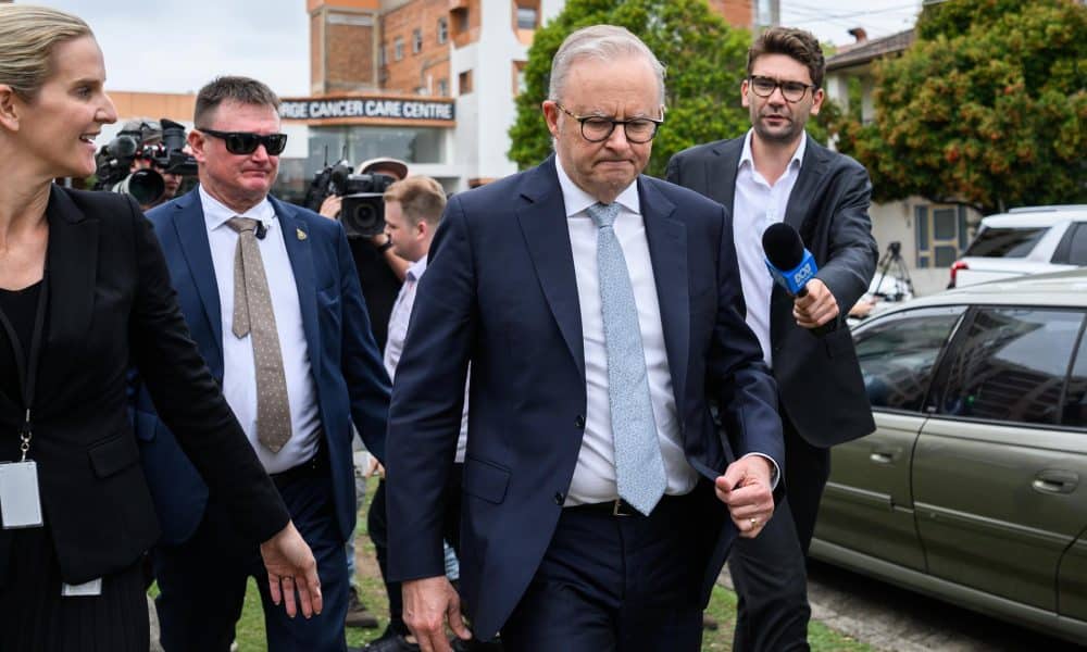 Sídney (Australia), 16/12/2025.- El primer ministro de Australia, Anthony Albanese, saliendo del hospital George en Sídney. EFE/EPA/BIANCA DE MARCHI AUSTRALIA AND NEW ZEALAND OUT