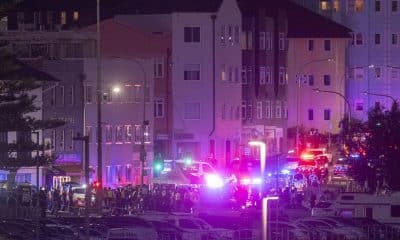 La policía y los servicios de emergencia evacúan la zona de la playa de Bondi en Sídney, Australia, donde este domingo al menos 10 personas han muerto, incluido uno los presuntos agresores, por un tiroteo que obligó a acordonar la zona y que ha causado también al menos 12 heridos. EFE/ Jeremy Piper PROHIBIDO SU USO EN AUSTRALIA Y NUEVA ZELANDA