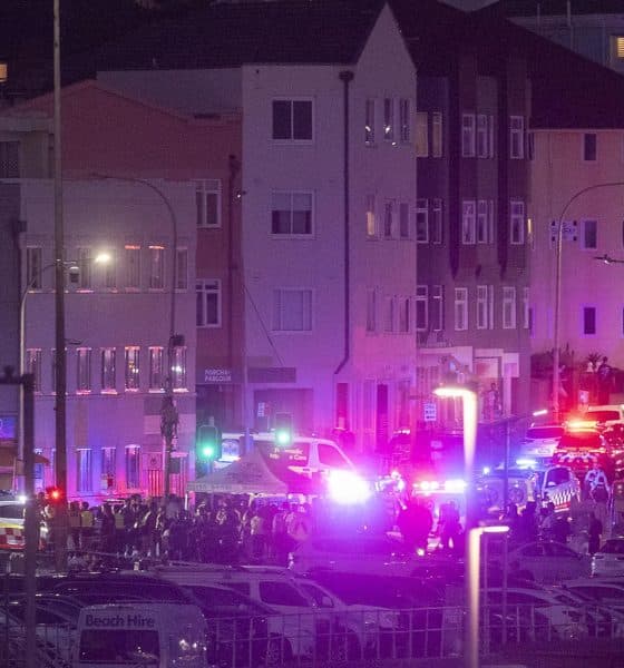La policía y los servicios de emergencia evacúan la zona de la playa de Bondi en Sídney, Australia, donde este domingo al menos 10 personas han muerto, incluido uno los presuntos agresores, por un tiroteo que obligó a acordonar la zona y que ha causado también al menos 12 heridos. EFE/ Jeremy Piper PROHIBIDO SU USO EN AUSTRALIA Y NUEVA ZELANDA