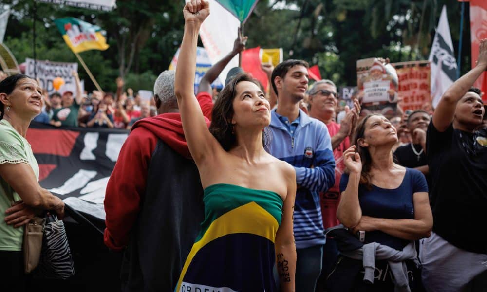 Personas participan en una manifestación este domingo, en Sao Paulo (Brasil). EFE/Isaac Fontana