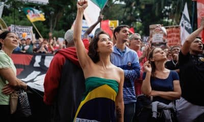 Personas participan en una manifestación este domingo, en Sao Paulo (Brasil). EFE/Isaac Fontana