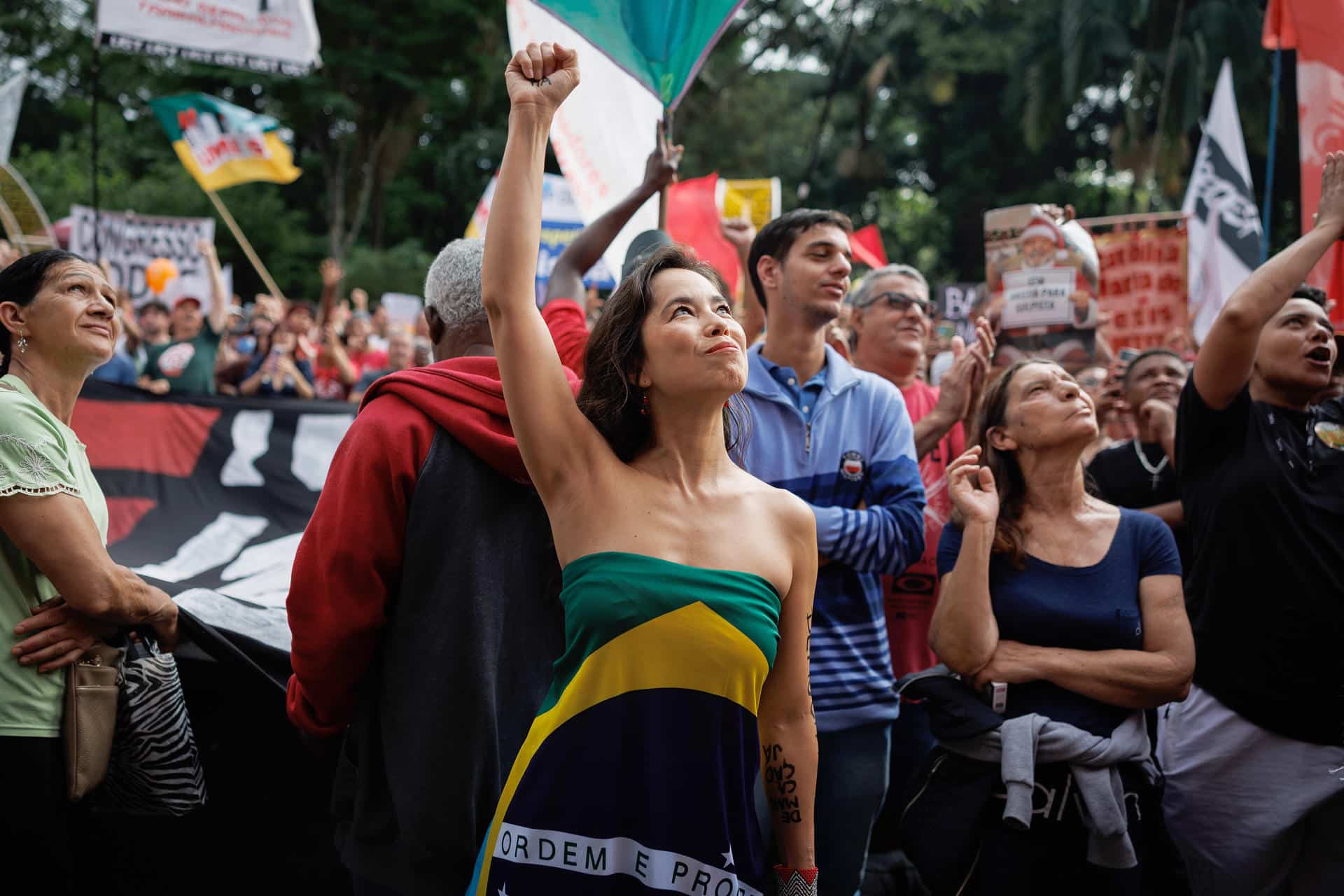 Personas participan en una manifestación este domingo, en Sao Paulo (Brasil). EFE/Isaac Fontana