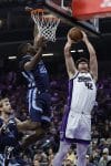 El pívot de Sacramento Kings Maxime Raynaud (d) prepara la anotación de dos puntos sobre el base de Memphis Grizzlies Cedric Coward (i) este domingo en Sacramento (California). EFE/EPA/JOHN G. MABANGLO SHUTTERSTOCK OUT