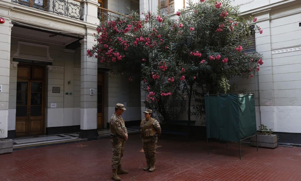 Integrantes del Ejército de Chile custodian un centro de votación este sábado, en Santiago (Chile). EFE/ Elvis González