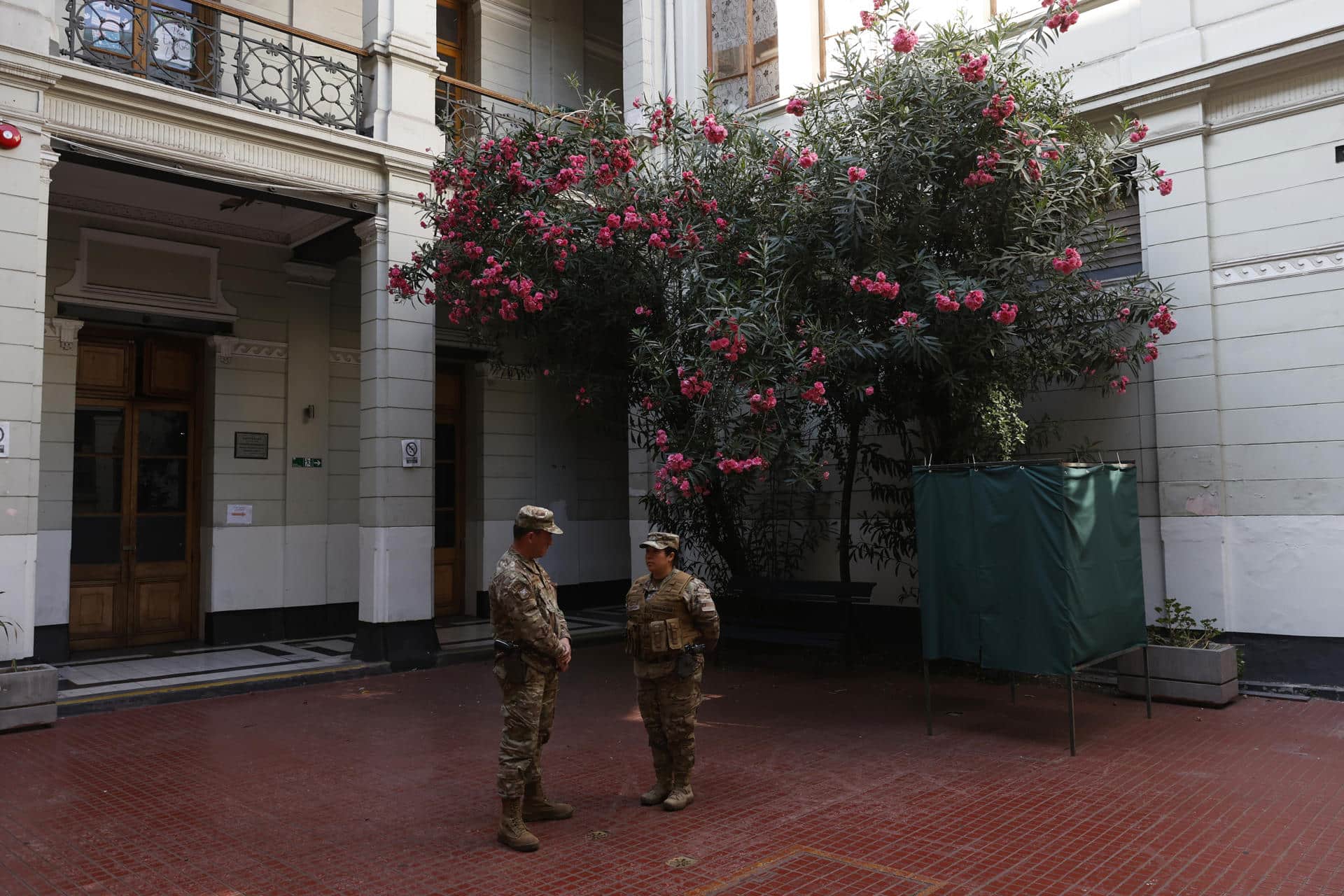 Integrantes del Ejército de Chile custodian un centro de votación este sábado, en Santiago (Chile). EFE/ Elvis González