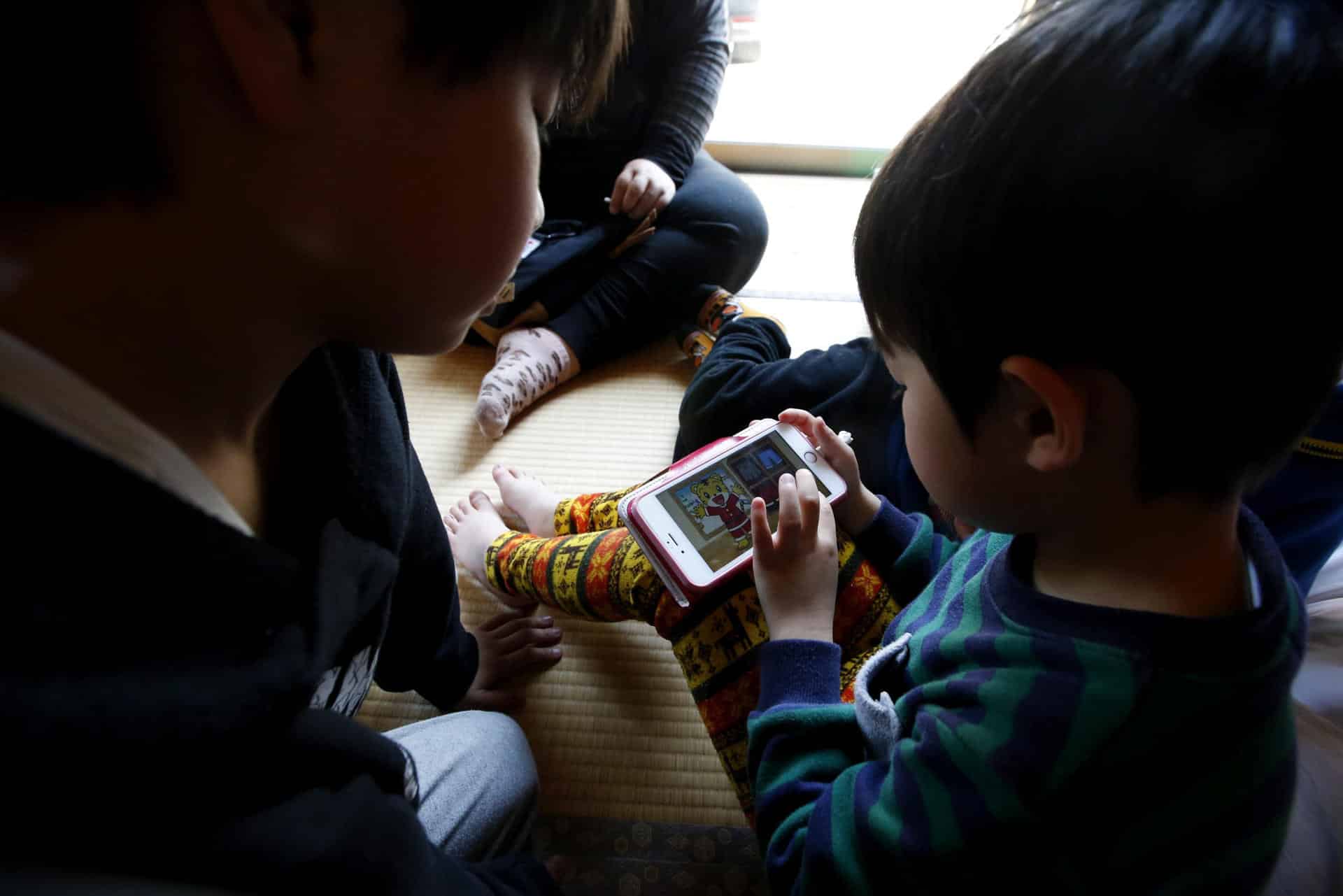 En la imagen de archivo, un niño japonés juega en Minamiaso, prefectura de Kumamoto, Japón. EPA/JEON HEON-KYUN