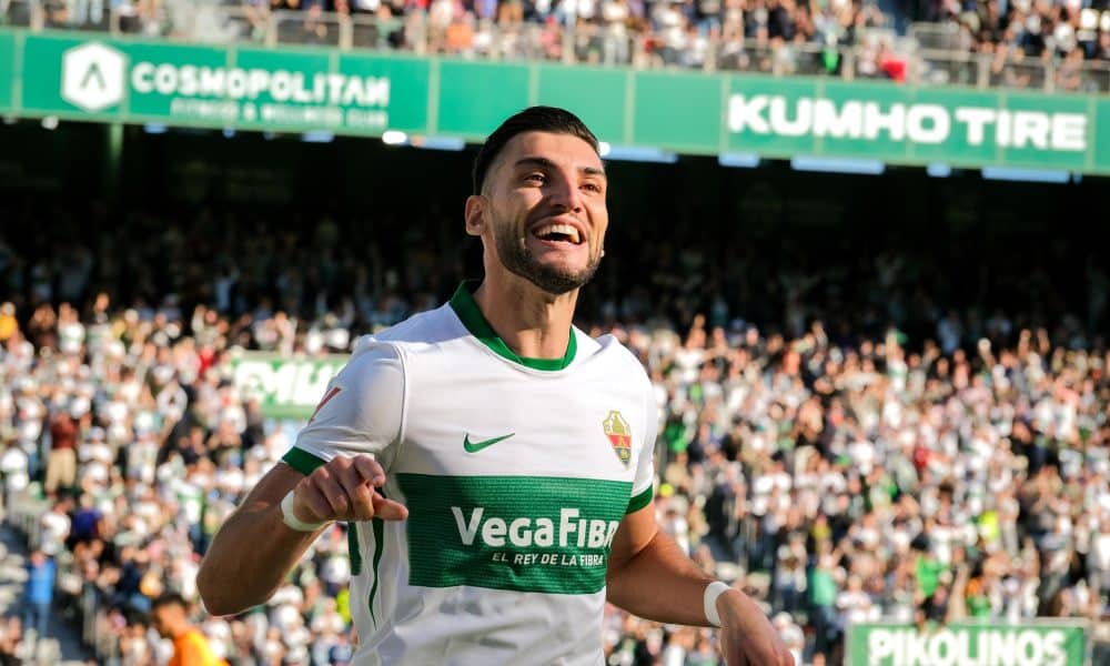 El delantero del Elche Rafael Mir celebra un gol contra el Girona, durante el partido de la jornada 15 de LaLiga EA Sports disputado en el estadio Martínez Valero de Elche. EFE/Pablo Miranzo