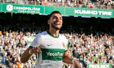 El delantero del Elche Rafael Mir celebra un gol contra el Girona, durante el partido de la jornada 15 de LaLiga EA Sports disputado en el estadio Martínez Valero de Elche. EFE/Pablo Miranzo