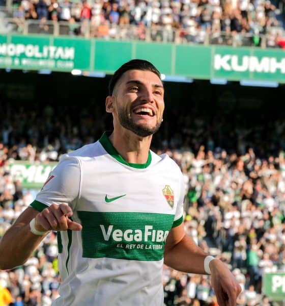 El delantero del Elche Rafael Mir celebra un gol contra el Girona, durante el partido de la jornada 15 de LaLiga EA Sports disputado en el estadio Martínez Valero de Elche. EFE/Pablo Miranzo