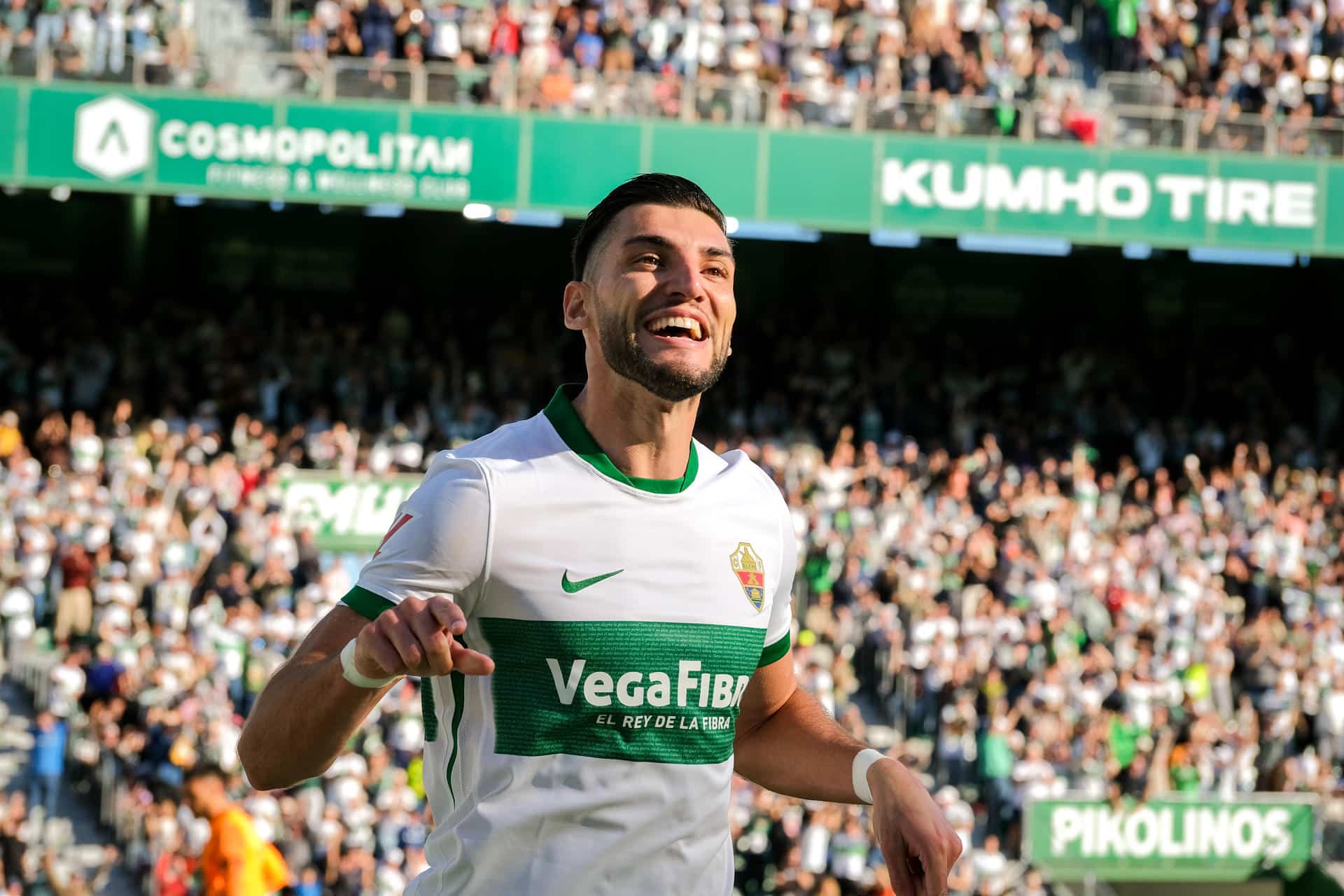 El delantero del Elche Rafael Mir celebra un gol contra el Girona, durante el partido de la jornada 15 de LaLiga EA Sports disputado en el estadio Martínez Valero de Elche. EFE/Pablo Miranzo