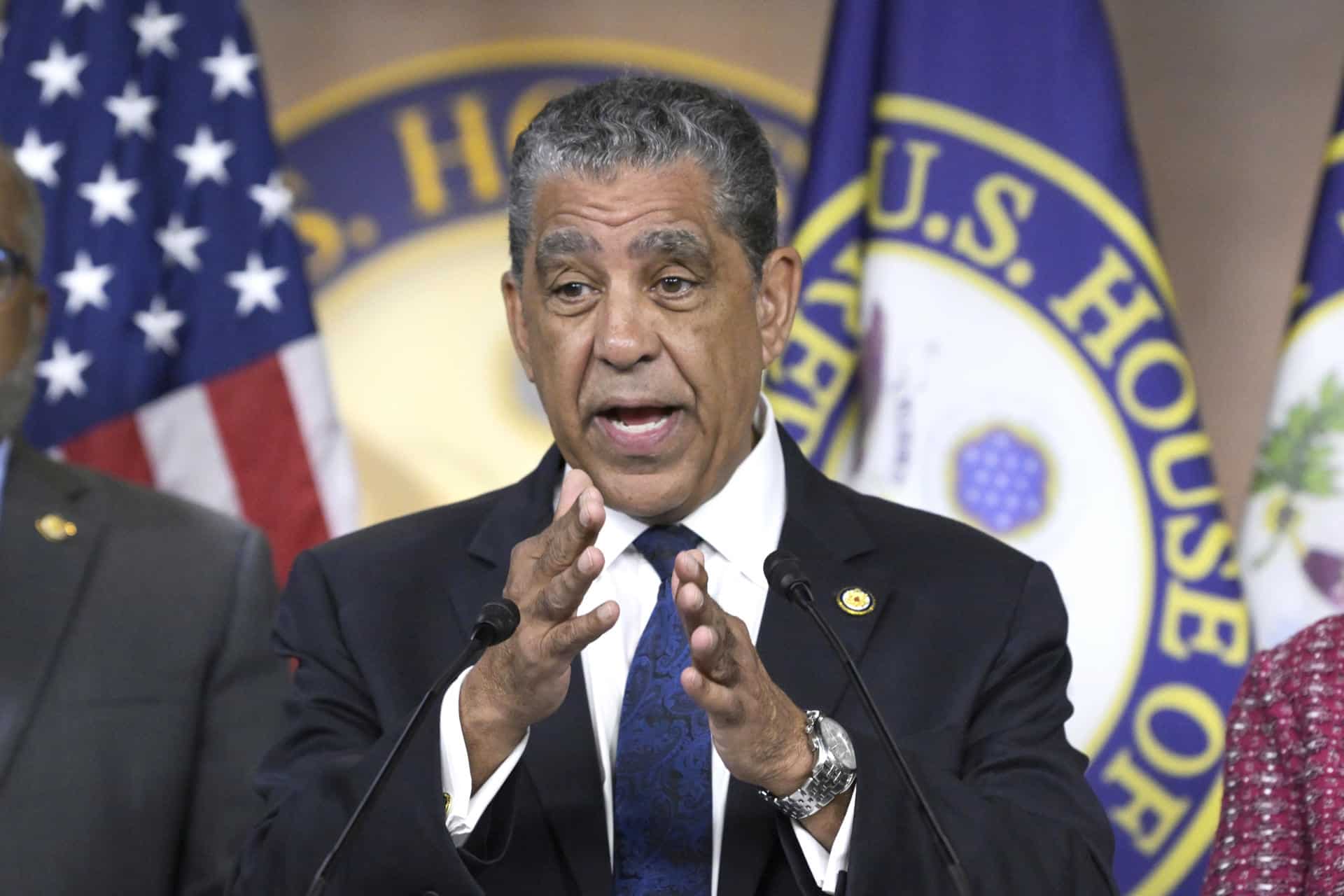 El líder del Caucus Hispano del Congreso (CHC) de Estados Unidos, Adriano Espaillat, habla durante una rueda de prensa en el Congreso en Washington (Estados Unidos). Imagen de archivo. EFE/Lenin Nolly