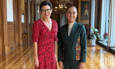 Fotografía cedida por la Presidencia de México que muestra a la mandataria Claudia Sheinbaum (d), junto a la directora ejecutiva de Citi, Jane Fraser (i), posando al término de una reunión en el Palacio Nacional de Ciudad de México (México). EFE/ Presidencia de México /SOLO USO EDITORIAL/ NO VENTAS/ SOLO DISPONIBLE PARA ILUSTRAR LA NOTICIA QUE ACOMPAÑA (CRÉDITO OBLIGATORIO)