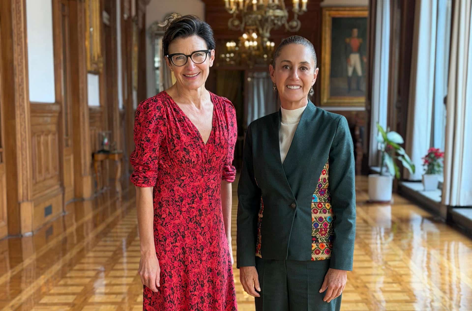 Fotografía cedida por la Presidencia de México que muestra a la mandataria Claudia Sheinbaum (d), junto a la directora ejecutiva de Citi, Jane Fraser (i), posando al término de una reunión en el Palacio Nacional de Ciudad de México (México). EFE/ Presidencia de México /SOLO USO EDITORIAL/ NO VENTAS/ SOLO DISPONIBLE PARA ILUSTRAR LA NOTICIA QUE ACOMPAÑA (CRÉDITO OBLIGATORIO)