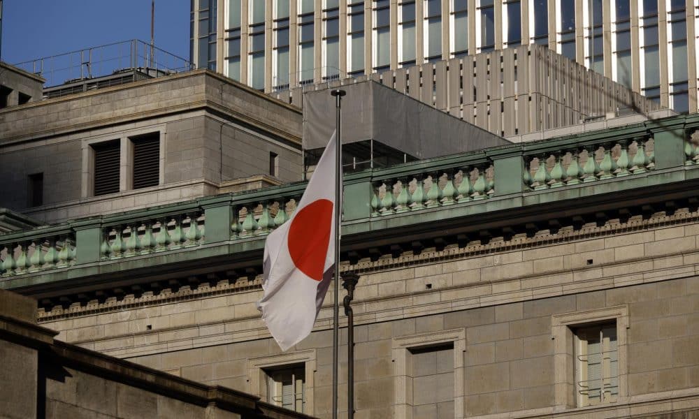 Tokio (Japón), 19/12/2025.- La bandera nacional nipona ondea en la sede del Banco de Japón (BOJ), que este viernes ha subido los tipos de interés desde el 0,5 al 0,75 %, su nivel más alto en 30 años. EFE/EPA/FRANCK ROBICHON