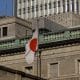 Tokio (Japón), 19/12/2025.- La bandera nacional nipona ondea en la sede del Banco de Japón (BOJ), que este viernes ha subido los tipos de interés desde el 0,5 al 0,75 %, su nivel más alto en 30 años. EFE/EPA/FRANCK ROBICHON