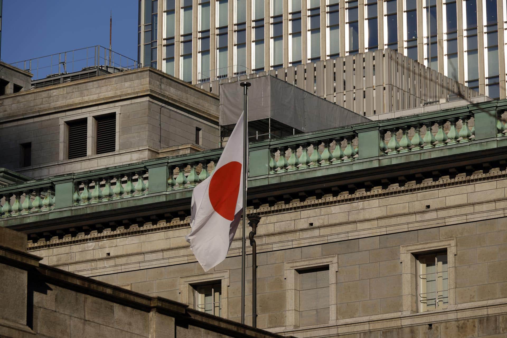 Tokio (Japón), 19/12/2025.- La bandera nacional nipona ondea en la sede del Banco de Japón (BOJ), que este viernes ha subido los tipos de interés desde el 0,5 al 0,75 %, su nivel más alto en 30 años. EFE/EPA/FRANCK ROBICHON